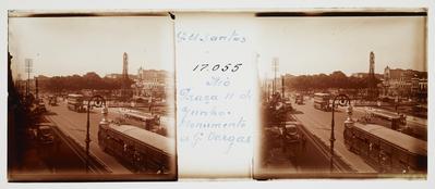 Praça Onze de Junho; monumento em homenagem a Getúlio Vargas