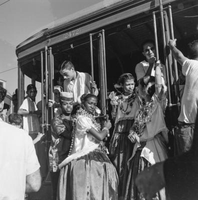 Bonde no carnaval lotado de foliões