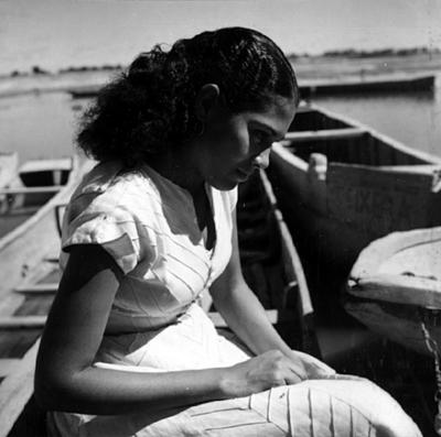 Mulher sentada em barco