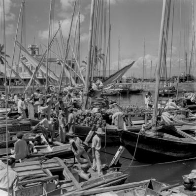 Embarcações na rampa e arredores do Mercado Modelo