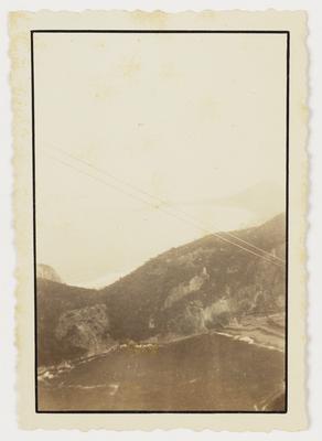 Morro do Pão de Açucar; ao fundo, os cabos de aço do bondinho