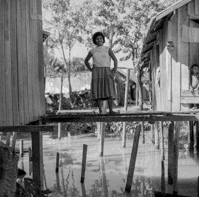Vila da Barca, palafitas flutuantes, mulher
