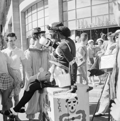 Carnaval de rua, homem fantasiado de mulher