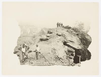 Fase final do arrasamento do Morro do Castelo - presença do Prefeito Prado Júnior, no alto da colina