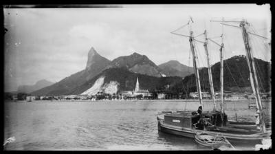 Morro do Corcovado a partir da Praia de Botafogo