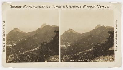 Vista tomada a partir do morro do Corcovado, ao fundo a Pedra da Gávea