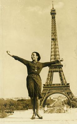 Elizeth Cardoso com Torre Eiffel ao fundo