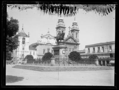 Monumento em homenagem ao Marechal Osório, estátua equestre, em frente ao Paço Imperial; ao fundo, as igrejas de Nossa Senhora do Carmo da Antiga Sé e da Ordem Terceira do Carmo