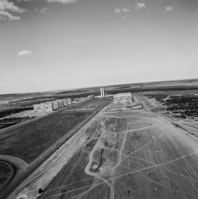 Vistas aéreas de Brasília, Esplanada dos Ministérios e Praça dos Três Poderes ao fundo.