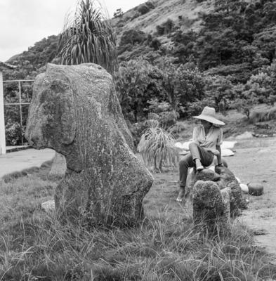 Mulher posando no Sítio Burle Marx
