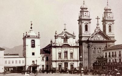 Convento e igreja do Carmo, ligados por passadiço acima da rua Sete de Setembro