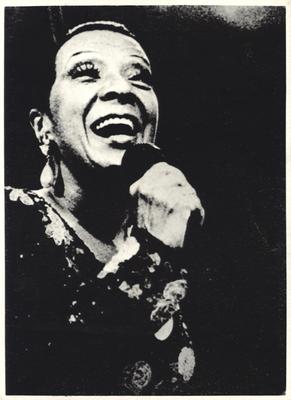 Elizeth Cardoso ao microfone (folheto)