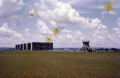 Catedral de Brasília (à direita) e Esplanada dos Ministérios