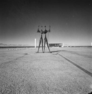 "Os Candangos" ou "Os Guerreiros", escultura de Bruno Giorgi