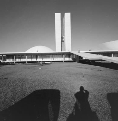 Congresso Nacional, vendo-se a sombra do fotógrafo Marcel Gautherot