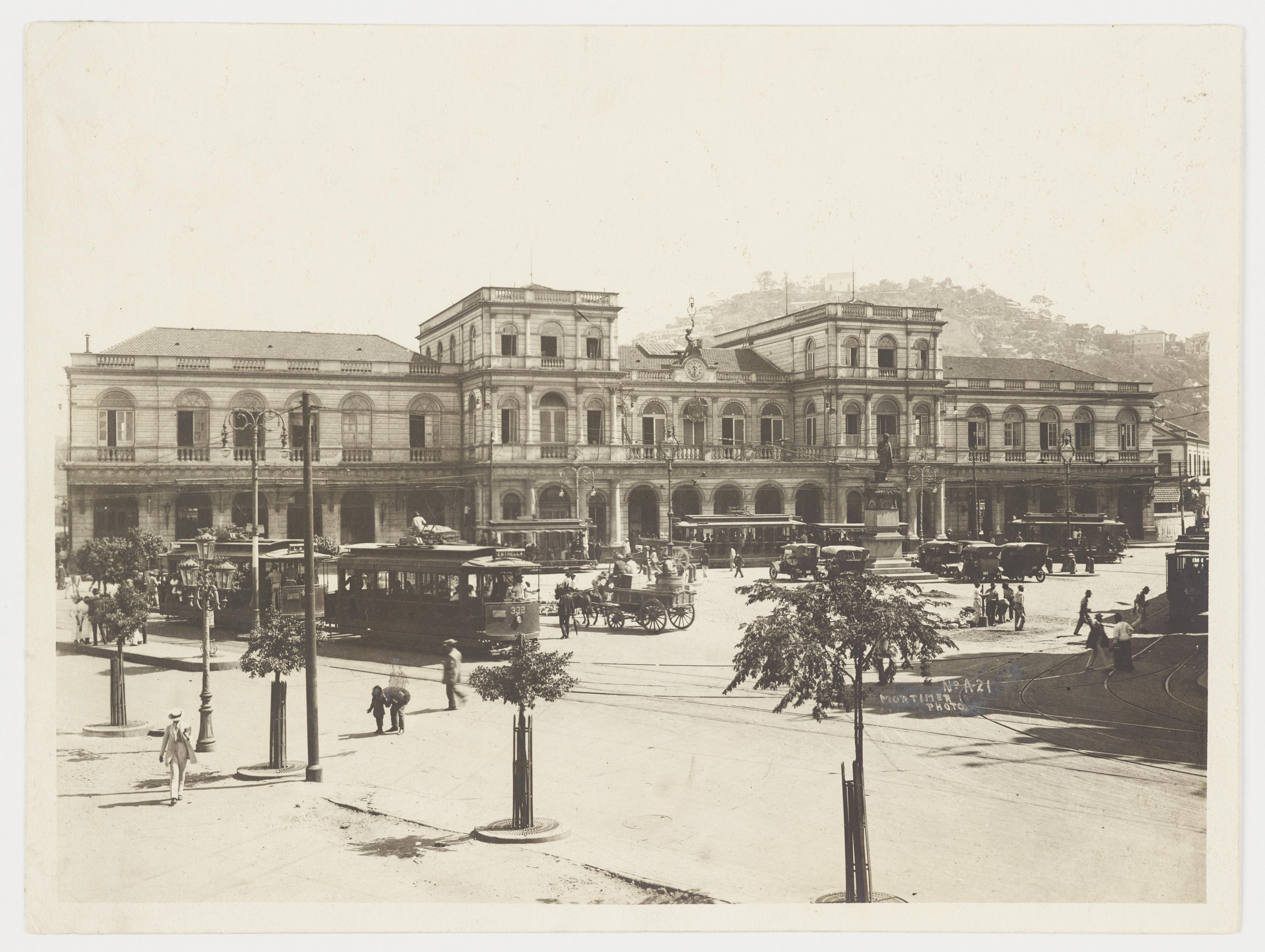 Bondes em frente à Estação Estrada de Ferro Central do Brasil