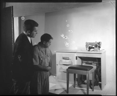 Campanha publicitária da agência J. Walter Thompson para máquina de costura Singer