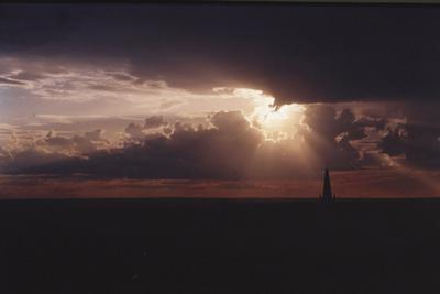 Ao fundo, torre da  Igreja Nossa Senhora Auxiliadora