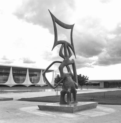 Escultura "O Rito dos Ritmos", de Maria Martins