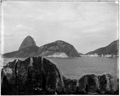 Morro do Pão de Açúcar; ao fundo, os prédios da Exposição Nacional Comemorativa do 1º Centenário da Abertura dos Portos do Brasil