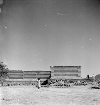 Pessoas em sítio arqueológico
