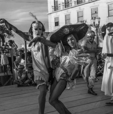 Homem fantasiado de mulher no carnaval