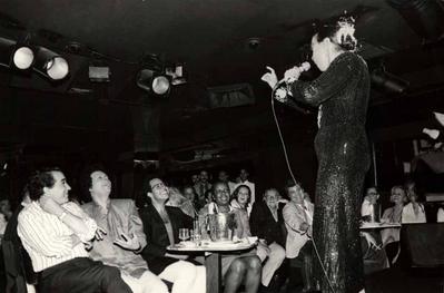 Elizeth Cardoso ao microfone