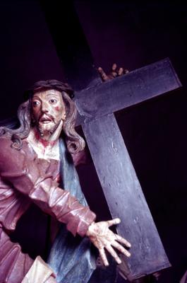 Escultura "O carregamento da cruz"