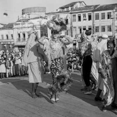 Homem fantasiado de mulher no carnaval