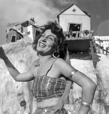 Mulheres fantasiadas em frente a uma decoração de rua no carnaval carioca