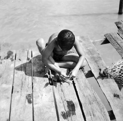 Rio Guamá, criança com carangueijo