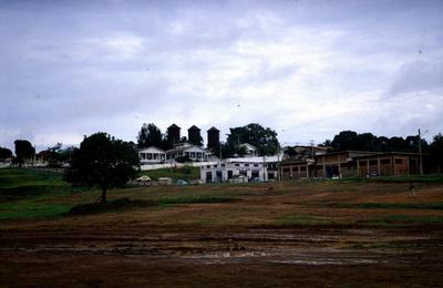 Casas e três caixas d'água (ao fundo)