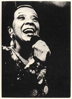 Elizeth Cardoso ao microfone (folheto)