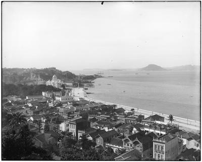 Panorama do centro do Rio de Janeiro, ao fundo o Palácio Monroe, a Praia de Santa Luzia e o Morro do Castelo