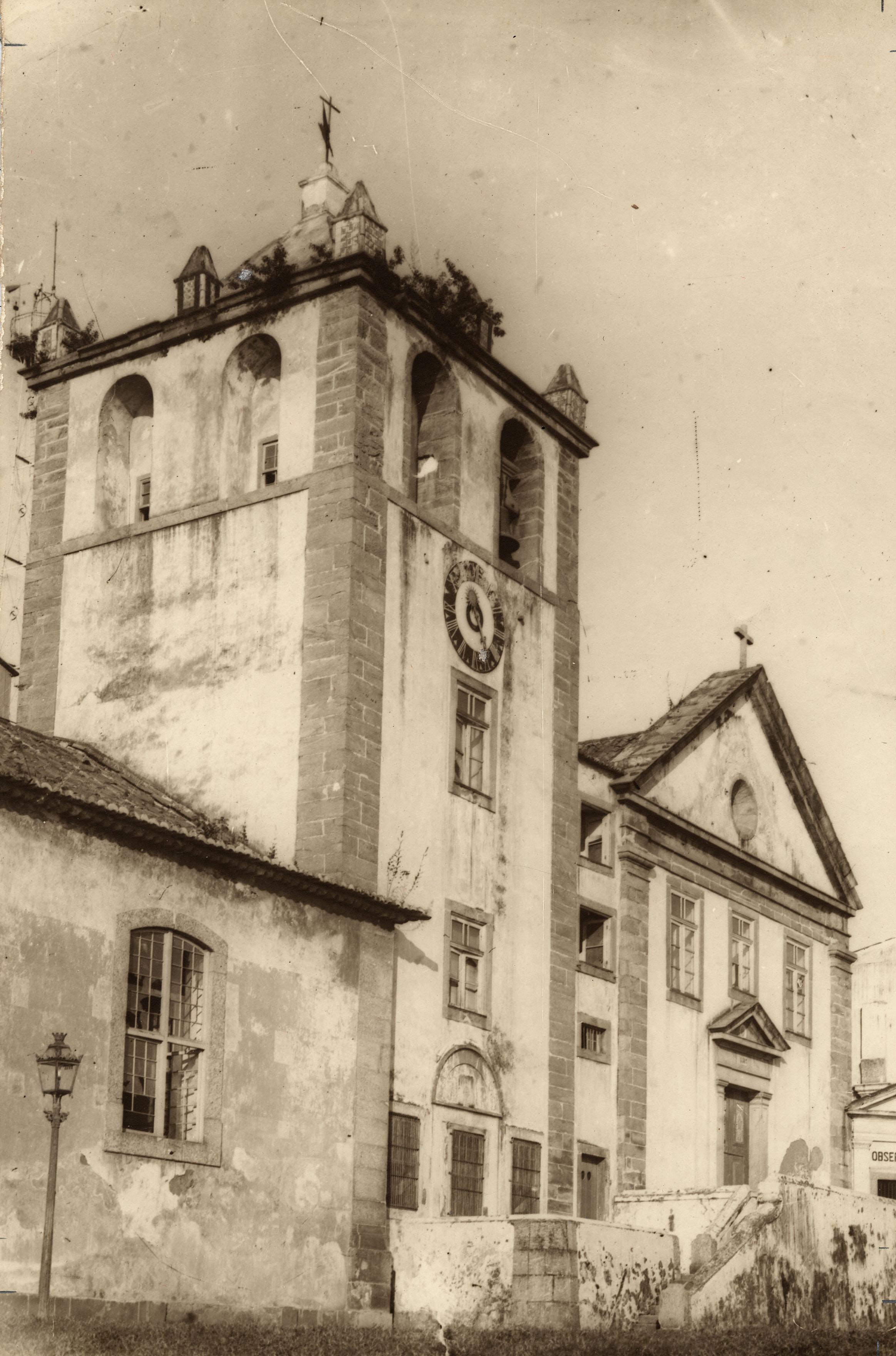 Igreja dos Jesuítas, torre com sinos e a nave da Igreja de Santo Inácio.