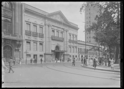 Rua do Passeio; ao centro, o edifício do Automóvel Clube