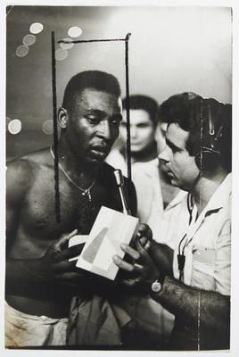 Pelé (sem camisa) após partida de Brasil x Bélgica