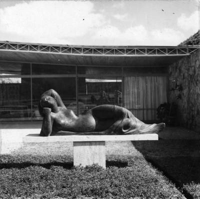 Residência de Edmundo Cavanellas, projeto do arquiteto Oscar Niemeyer e Burle Marx, com a escultura Mulher deitada, de Alfredo Ceschiatti