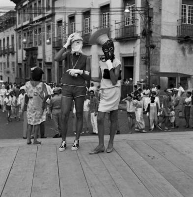 Homem fantasiado de mulher no carnaval