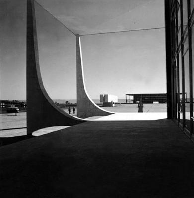 Supremo Tribunal Federal, com o Palácio do Planato ao fundo