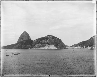 Morro do Pão de Açúcar; ao fundo, os prédios da Exposição Nacional Comemorativa do 1º Centenário da Abertura dos Portos do Brasil