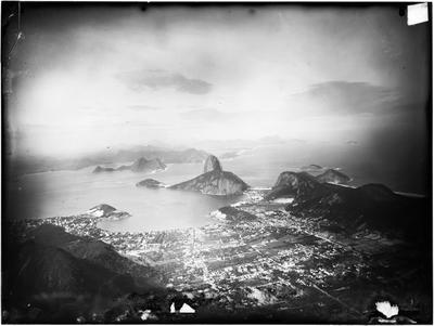 Vista panorâmica da enseada de Botafogo a partir do topo do Corcovado