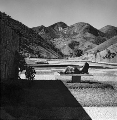 Residência de Edmundo Cavanellas, projeto do arquiteto Oscar Niemeyer e Burle Marx, com a escultura Mulher deitada, de Alfredo Ceschiatti