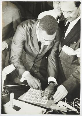 Pelé carimbando selos comemorativos do seu milésimo gol