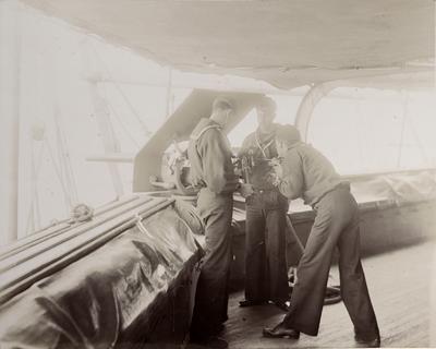 Homens trabalhando no interior do navio