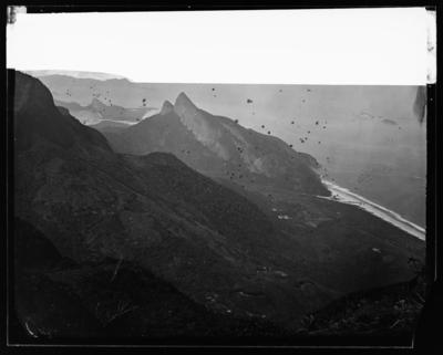 Vista do Morro Dois Irmãos e da Praia de São Conrado; tomada da Pedra da Gávea