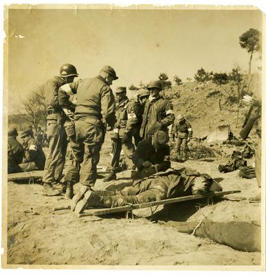 Soldado recebe atendimento médico