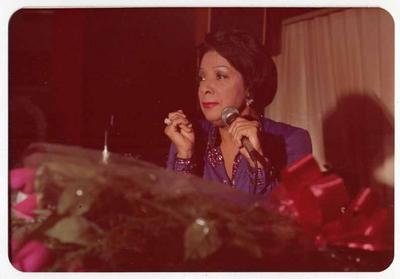 Elizeth Cardoso ao microfone