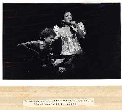 Elizeth Cardoso ao microfone