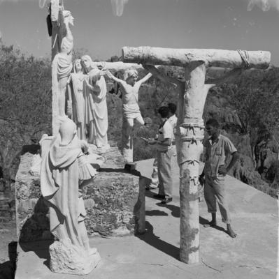 Romeiros em torno de crucifixos